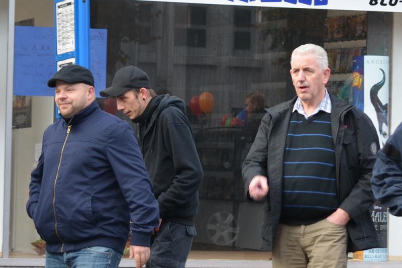 Neonazis aus Ostfriesland: Sascha Burmeister (blaue Jacke) und Albert Wille (schwarze Jacke) Bild: recherche-nord