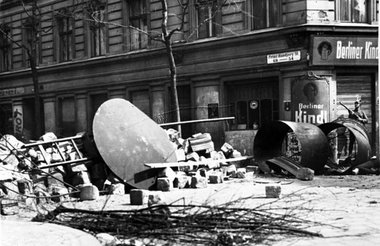 Kampfplatz Straße: Vor den brutalen Angriffen der Polizei schützten sich die Demonstranten mit Sperren (Neukölln, Prinz-Handjery-Straße)