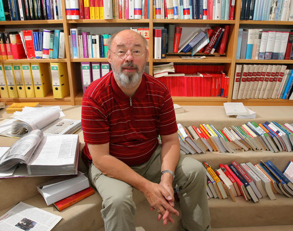 Der Politologe Eckhard Jesse kommt zu einem Vortrag nach Freiburg - zum Ärger eines linken Bündnisses. Foto: Foto: Wolfgang Thieme dpa/lsn