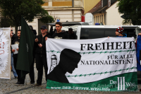 Lukas Franz, links, am Transparent “Freiheit für alle Nationalisten” der neonzistischen Partei “Der III. Weg” am 25. Oktober 2014 in Brandenburg an der Havel.