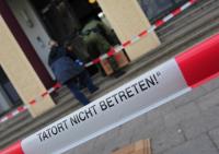 Tatort an der Berliner Wedekindstraße: Die Polizei sperrte das Gelände ab.© DPA