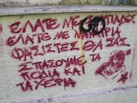 Antifaschistisches Graffiti: "Kommt mit Taschenmessern, kommt mit Messern, Faschisten wir werden euch die Arme und Beine brechen!"