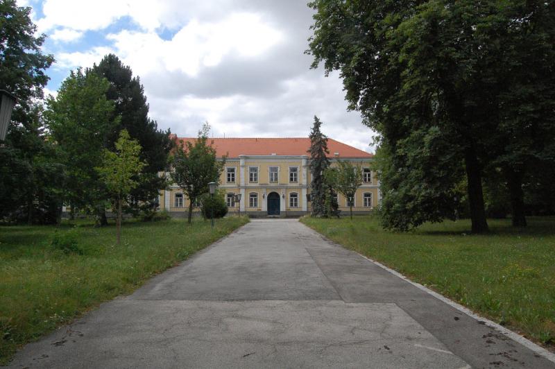 Die ehemalige Gesundheits- und Krankenpflegeschule in der Jagdschlossgasse 25 in Hietzing