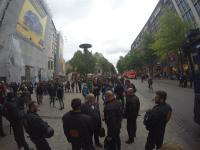 Montagnachmittag sammeln sich Menschen für eine Sponti in der HHer Innenstadt. Massives Polizeiaufgebot riegelt Wege ab.