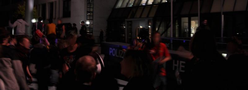 Vor der Polizeiwache Mitte beginnt die Menge zu tanzen und die Polizisten zu verunsichern