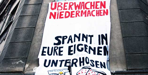 Anti-Überwachungs-Transparent in der Simildenstraße.