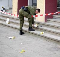 Ein Beamter sichert die Spuren am Tatort. Der Polizeiabschnitt 51 liegt im Szene-Kiez Friedrichshain, einer Hochburg der linksautonomen Szene