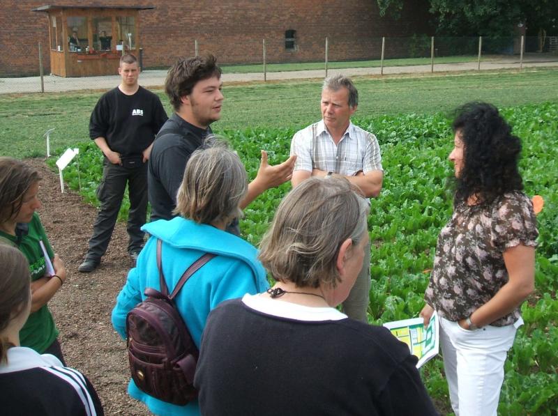 Debatte der Sternfahrt-BäuerInnen im Juni 2011 im Schaugarten Üplingen mit Uwe Schrader (Mitte) und Kerstin Schmidt (rechts)