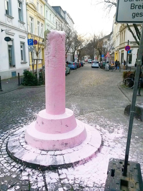 Einen Eimer mit rosa Farbe haben Unbekannte vermutlich in der Nacht zu gestern auf der Steinsäule in der Breite Straße entleert. Foto: Stienen