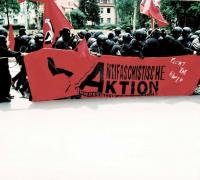Autonomen-Demo 1994. Zu der Zeit war das Tragen von Helmen auf Demonstrationen noch legal