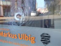 Unbekannte haben versucht, die Scheiben des Dresdner Wahlkreisbüros von Sachsens Innenminister Markus Ulbig (CDU) in Alttrachau einzuschlagen. 