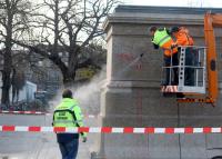 Farbbomben auf Göttinger Denkmal-Klotz