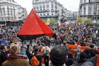 Mehr als 1.000 Menschen umfasst die Demo auf dem Zwischenkundgebungsplatz