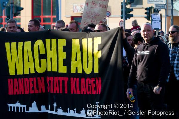 Anti-Asyl-Aufmarsch in Buch. | Das Fronttransparent stellte die rechte "Bürgerbewegung Hellersdorf" Teil der Demo-Leitung: Patrick Krüger (Die Rechte)