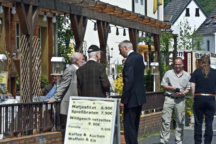 Ergraute Teilnehmer, junge Neonazis als "Saalschutz": Vor dem Hotel "Recher Hof". Rechts im Bild: Werner Keweloh aus Rheinbach, "Bundessprecher" des "Akademiekreises"