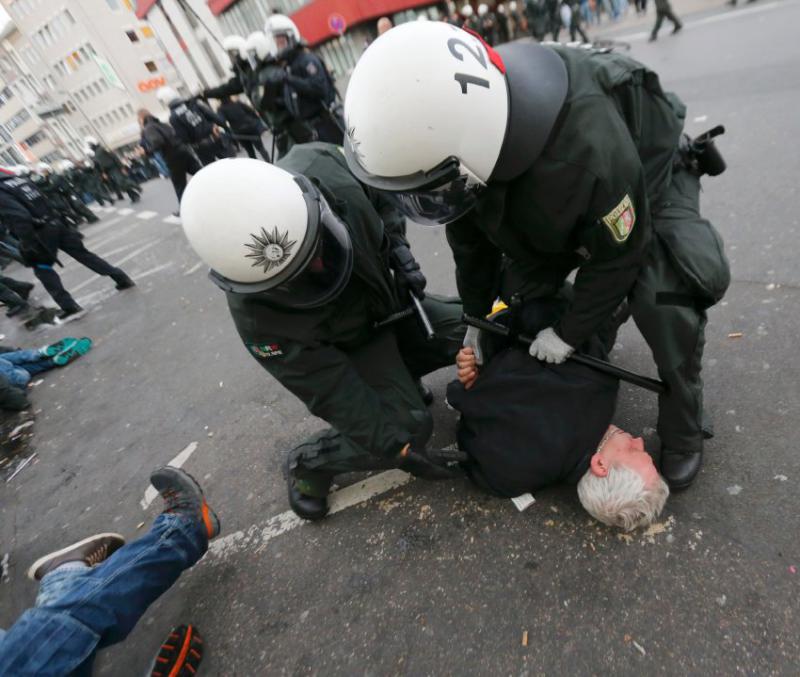 Die Polizisten setzten Pfefferspray und Schlagstöcke ein, um sich gegen die Demonstranten durchzusetzen.