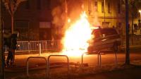 Knapp eine Stunde nach dem Anschlag auf die Petri-Firma brannte ein Polizeiauto in der Eisenbahnstraße