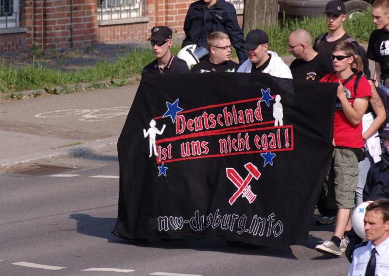 Duisburger Neonazis, mit eigenem Transparent, am 1. Mai 2011 in Heilbronn