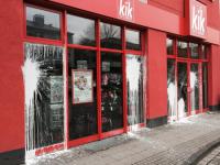Unbekannte beschmierten die Filiale des Textil-Discounters Kik an der Schwelmer Straße mit weißer Farbe.