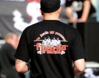 Angekündigt hatten sich 1500 Mitglieder von Fangruppen verschiedener Vereine. Dieser Demonstrant gibt sich über sein T-Shirt als Anhänger der als gewaltbereit geltenden Gruppe "Hooligans gegen Salafisten" zu erkennen.