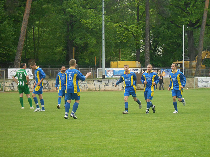 Thomas Pecht (5. v. l.) am 13. Mai 2012 als Spieler von "Eintracht 90 Babelsberg" gegen "FSV Babelsberg 74 III"