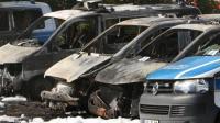 Ausgebrannte Polizeifahrzeuge. 18 Polizeiautos, Fahrzeuge der Deutschen Bahn wurden angezündet. Foto: Peter Förster/Archiv (Quelle: dpa)