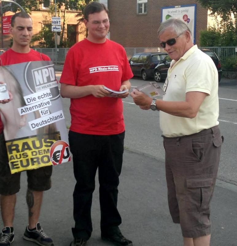 Günter Deckert (r.) trifft die NPD-Wahlkämpfer Dennis Neff und Jan Jaeschke in Weinheim (Juli 2013)