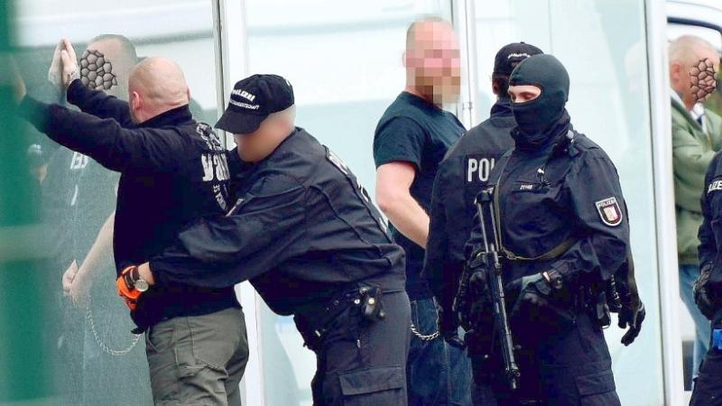 Polizisten durchsuchen Besucher nach Waffen