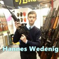 Hannes Wedenig posiert gerne mit Waffen
