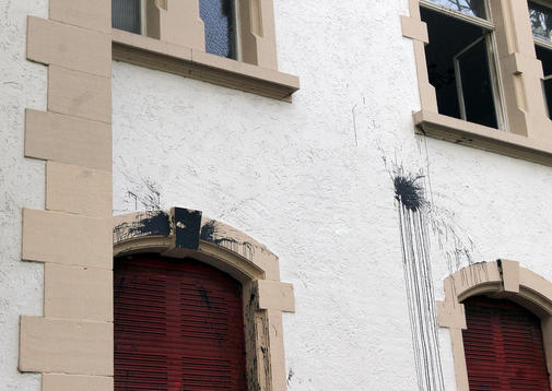 Deutliche Spuren hat ein Angriff in der Nacht zu gestern am Haus der Burschenschaft Normannia-Leipzig zu Marburg in der Straße Barfüßertor hinterlassen.