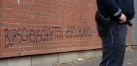  Die Polizei sprach von Hinweisen darauf, dass linke Aktivisten die Scheiben eingeworfen haben könnten - vielleicht gehört dieses Graffito in der Nähe des Tagungsorts dazu.
