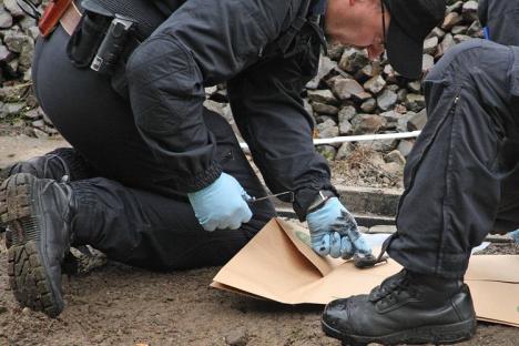 Nach Angaben eines Sprechers der Bundespolizei hatten Unbekannte zwischen den Bahnhöfen Brieselang und Finkenkrug die Abdeckplatten eines Kabelschachtes abgehoben