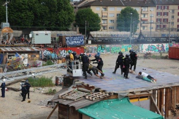 Die Polizei entfernte sie, einige wurden mit Kabelbindern gefesselt.