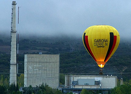 Garoñaactivistas-de-greenpeace-eleva.jpg