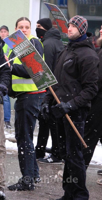 Tony Schmidt mit Schild von „Der III. Weg“ am 17. Januar 2016 auf einem Neonazi-Aufmarsch in Genthin