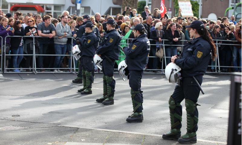 Ein massives Polizeiaufgebot sicherte die Nazi-Kundgebung sowie An- und Abreise der FaschistInnen.