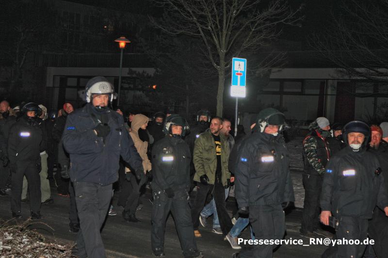 Tim Borowski (Bildmitte, grüne Jacke, schwarz-gelbes T-Shirt) und Marco Helmstedt (direkt dahinter) am 20. Januar 2016 mit dem Überbleibsel der „Pogida“-Demonstration