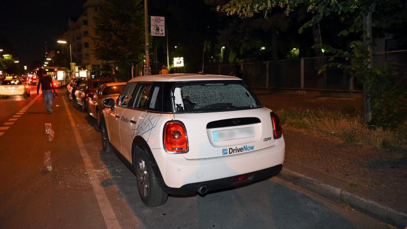 Ein demolierter Car-Sharing-Wagen. Auf dem Boden liegen Steine in Tüten zur DNA-Sicherung. (Foto: Spreepicture)