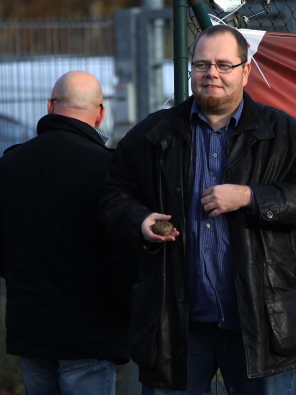 Mark Proch neben Jörn Lemke mit Stein in der Hand