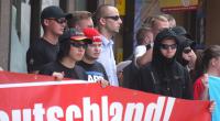 Bild 01: Tobias Erdmann (NPD Schwäbisch Hall & Main-Tauber, Weikersheim) nimmt an der NPD-Demonstration in Künzelsau (Landkreis Hohenlohe) teil (mit roter Mütze). 