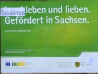 Teilweise überklebtes Plakat vom Freistaat Sachsen – ein Bekennerschreiben „Antifa“ liegt vor.