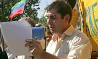 Khamalov redet auf einer oppositionellen Demonstration in der dagestanischen Hauptstadt Makhachkala 2008