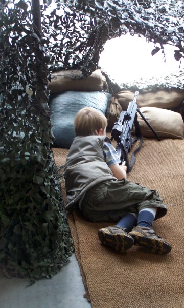 Tarnnetz, Sandsäcke, schwere Waffen - Kriegsspiel für Kinder bei der Bundeswehr