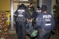 Ingolf Pabst wird abgeführt, nachdem er einen Mob von 50 Rassisten zu Straftaten gegen ein Antifa-Demo anstachelte