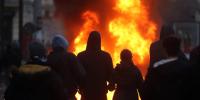Flammen trennen AktivistInnen von der Polizei.  Foto: dpa