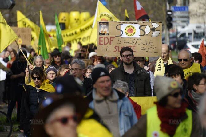 Les manifestants, dont de nombreuses familles avec enfants, ont marché en direction de la centrale avant d’être interrompus par les forces de l’ordre, (Photo AFP)