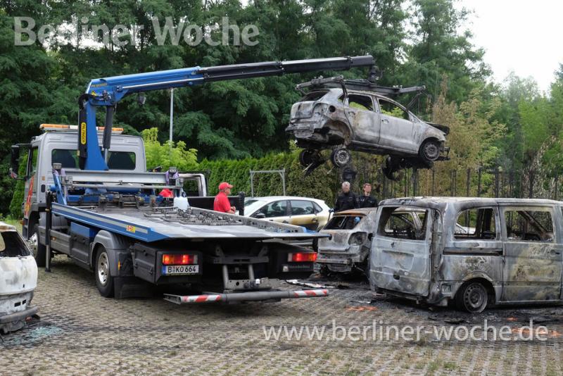 Die Brandermittler des Landeskriminalamts heben die Wracks zur Spurensuche an. (Foto: Ralf Drescher)