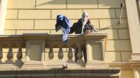 CasaPound Italia, 14.12.2013 - Simone di Stefano schmeißt die EU-Fahne vom Balkon