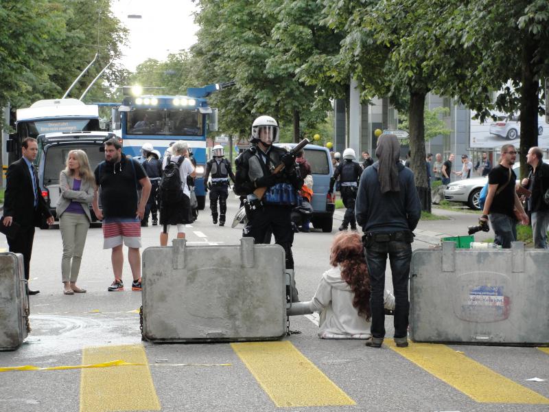 Cops auf der Besetzten Straße vor dem Labitzke-Areal