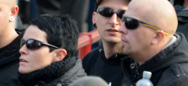 Daniela Stamm am 5. Oktober 2013 bei einem Naziaufmarsch in Döbeln. Rechts im Bild der Bautzner Nazi Gerhard Will, der 2012 an der Vertreibung zweier vermeintlicher AntifaschistInnen aus Hoyerswerda beteiligt war.